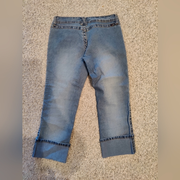 Angel Capri button down jeans. Adorable! - Picture 5 of 5